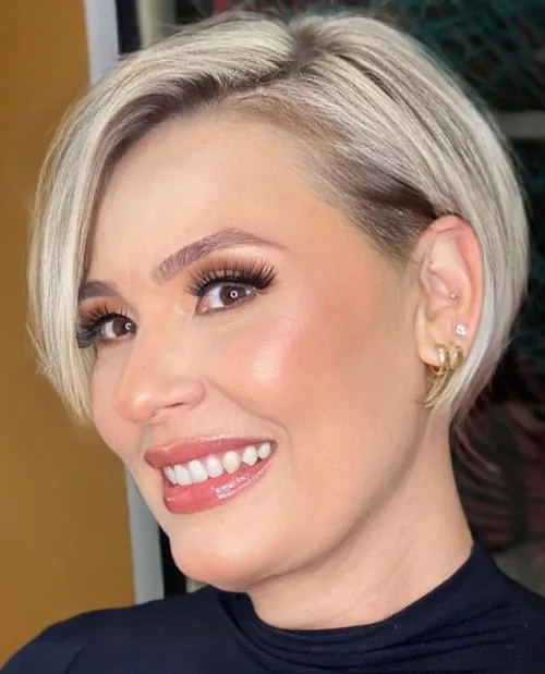 16-blonde-color-pixie-bob-with-side-part