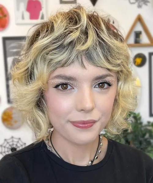 29-short-shaggy-bob-with-chunky-blonde-highlights